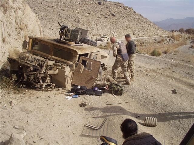 Một chiếc xe của lực lượng liên quân trúng bom vệ đường ở Afghanistan